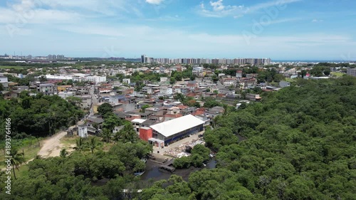 imagem aérea da Associação das Paneleiras de Goiabeiras com a cidade de Vitória ao fundo. Local de fabricação da típica panela de barro usada para preparar a famosa moqueca capixaba.