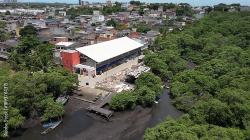 imagem aérea da Associação das Paneleiras de Goiabeiras com a cidade de Vitória ao fundo. Local de fabricação da típica panela de barro usada para preparar a famosa moqueca capixaba.