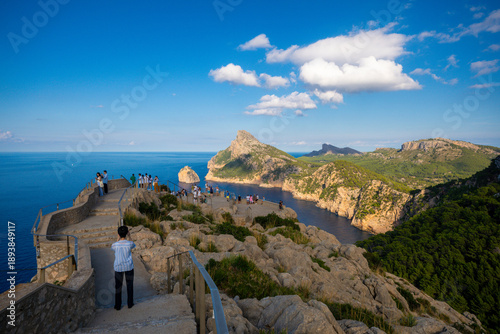 фотографія Panoramablick am Mirador Es Colomer mit Treppenweg und Blick auf die Bucht von P