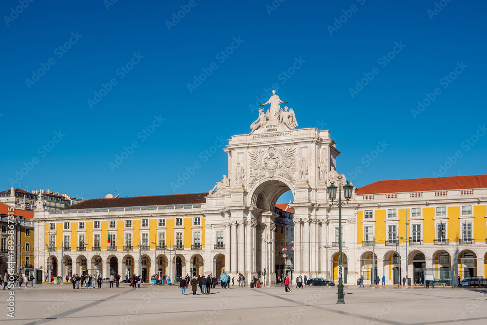 Fototapeta premium Rua Augusta Arch (Arco da Rua Augusta) and the historic Commerce Square (Praça do Comércio) in Lisbon, Portugal, a premier symbol of the city's 18th-century reconstruction.