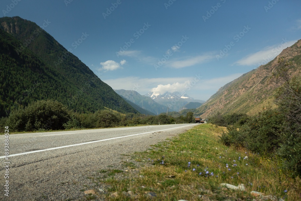 Obraz premium Winding to mountain peaks. Beautiful mountain landscape.