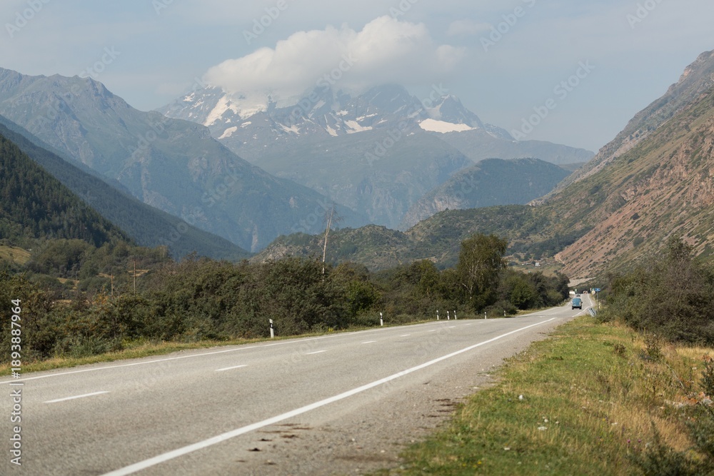 Obraz premium Winding to mountain peaks. Beautiful mountain landscape.