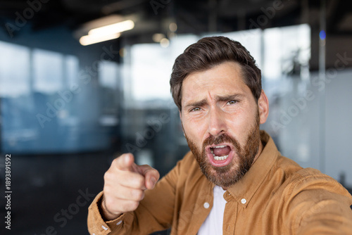 Quadro su tela Frustrated man expressing anger and disagreement, shouting and pointing finger a