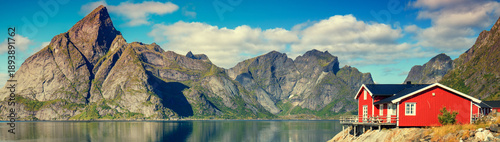 Panel kuchenny z motywem Beautiful fishing village on fjord. Beautiful nature with blue sky, reflection in water, rocky beach and fishing house (rorby). Lofoten, Reine, Norway