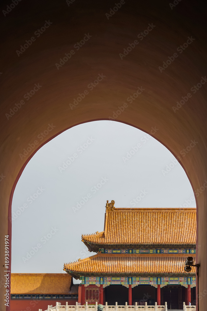 Obraz premium The Forbidden City,Traditional Chinese architecture viewed through an arched gateway