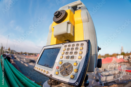 Fotografia Construction equipment shows surveying tool on work site