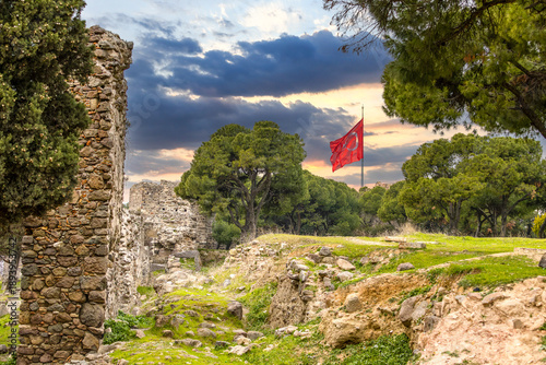 Obraz na plátně A view of Kadifekale Castle in Izmir, Türkiye, along with the Turkish flag