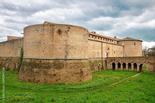 pesaro, italien - mittelalterliche rocca costanza di pesaro