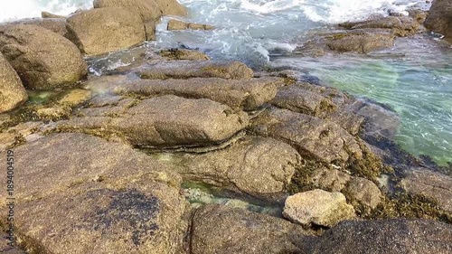 Vagues dans les rochers.