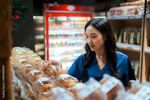 Obraz na płótnie Female healthcare worker shopping for baked goods