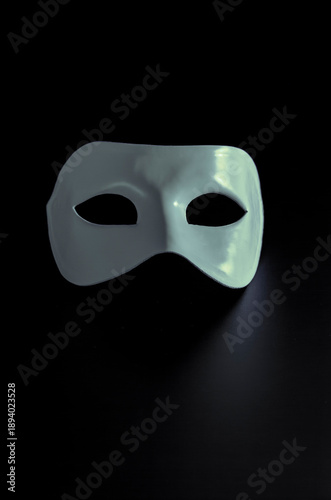 Venezianische Maske isoliert vor schwarzem Hintergrund