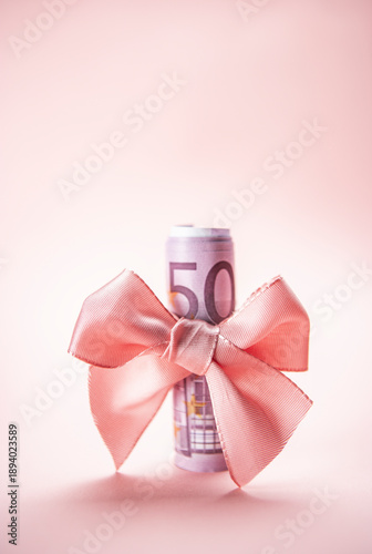 Euro Banknoten in pinkfarbenem Geschenkband