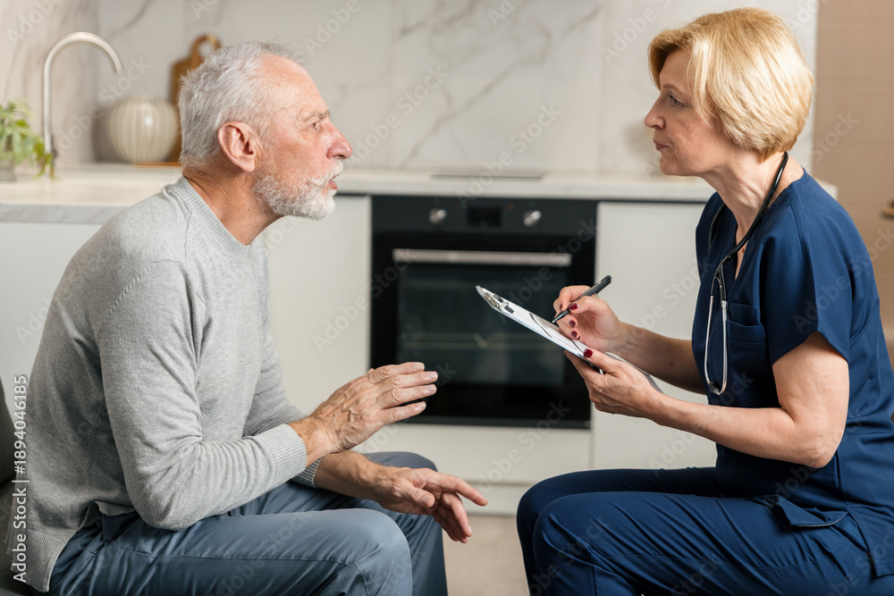 Obraz premium Doctor visits elderly man at home for health consultation and advice