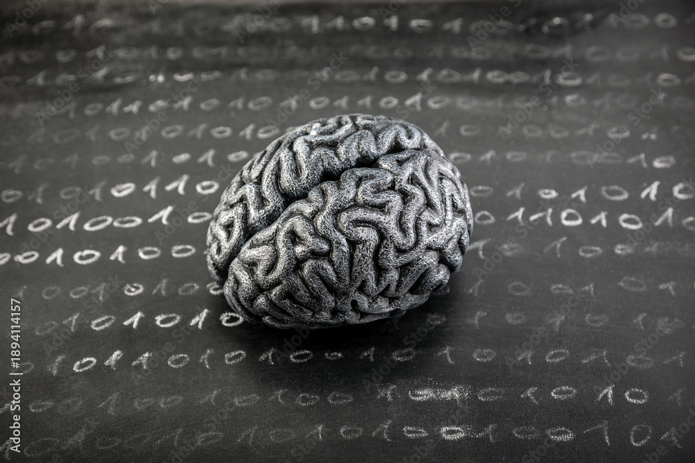 Obraz premium Human brain model and binary code drawn with chalk on worn scholl blackboard. Science, learning or data loss concept.
