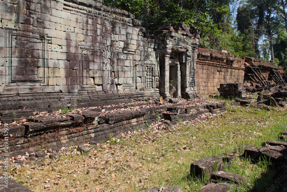 Fototapeta premium ancient ruined hindu and buddhist khmer temple (preah khan) in angkor in siem reap in cambodia