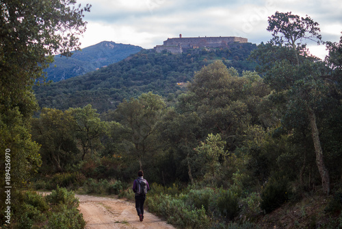 Wallpaper Mural randonneur sur le chemin du fort de Bellegarde à la frontière espagnole Torontodigital.ca