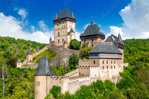 Tableau sur toile Karlstejn Castle surrounded by hills and forests