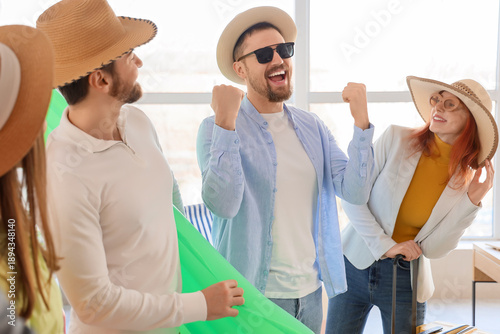 Group of funny colleagues w...