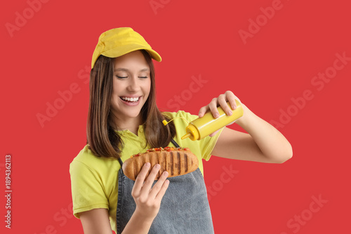 Female worker with tasty ho...