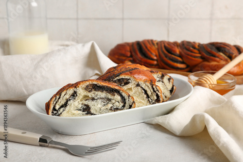 Canvastavla Plate with pieces of sweet poppy seed roll on white table