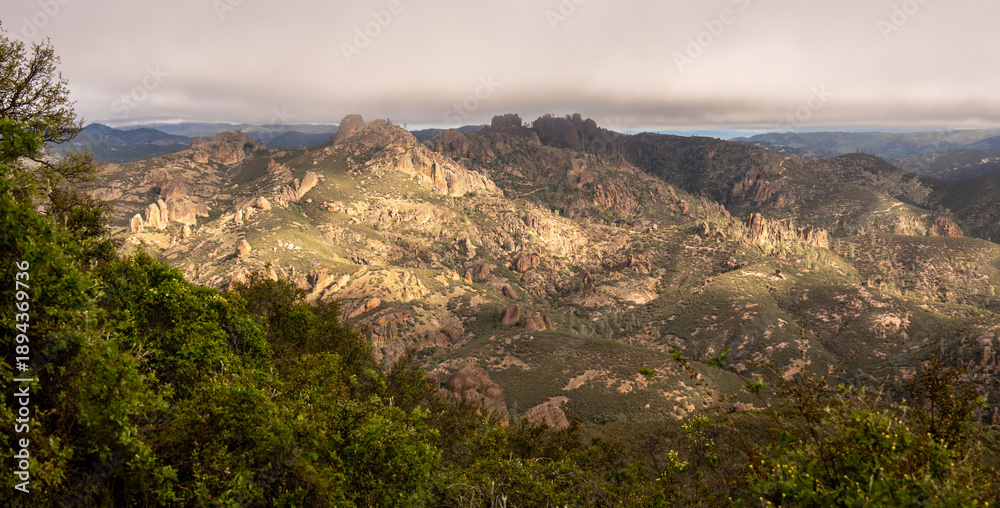 Obraz premium Clouds Hang Low Over The High Peaks Of Pinnacles