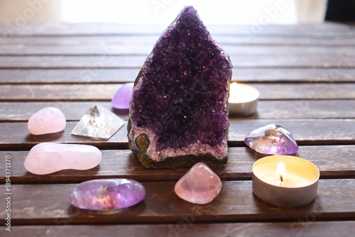 Foto Zen atmosphere with candles and gemstones