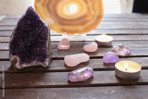 Foto Zen atmosphere with candles and gemstones