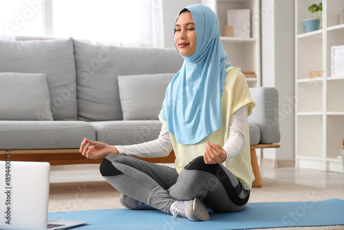 Sporty young Muslim woman i...