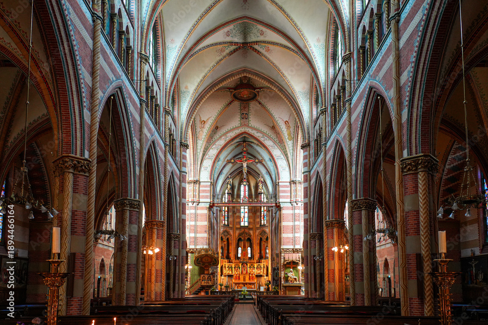Obraz premium Nave of the neo-Gothic Sint-Jacobus de Meerdere church in The Hague (Den Haag), South Holland, The Netherlands
