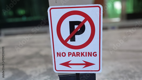 Foto No Parking Sign with Double-Ended Arrow Indicating Restricted Zone