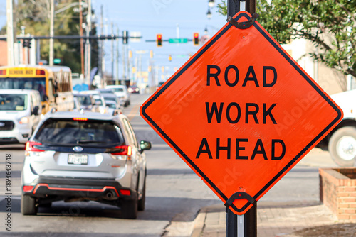 Εκτύπωση καμβά Road work ahead warning sign with traffic on city street
