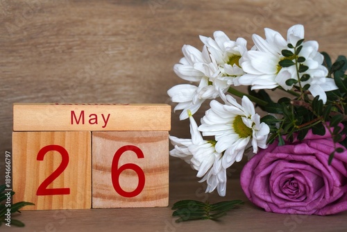 Tableau sur toile May 26. Wooden calendar with fresh flowers. Copy space.