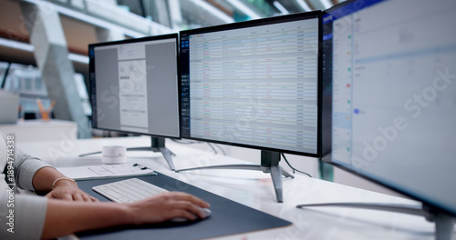 Fotografía Woman Using Office Invoice Software For Payroll Processing In Medical Office