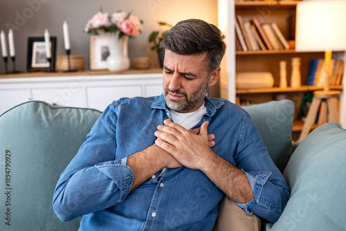 Foto Chest pain and heart attack symptoms