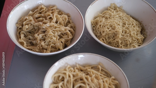 Foto 3 types of noodles: small noodles, chewy noodles, and wide noodles on a bowl
