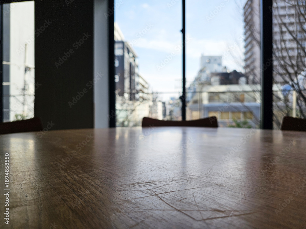 Φωτογραφία Close up Surface of Wooden Table in Cafe with View of Tokyo City Buildings in the winter Background