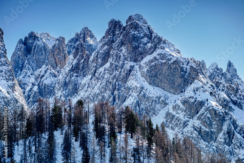 Foto Beautiful, high, snow-capped mountains surrounding mountain town Cortina d'Ampezzo will be backdrop for 2026 Winter Olympics, Italy