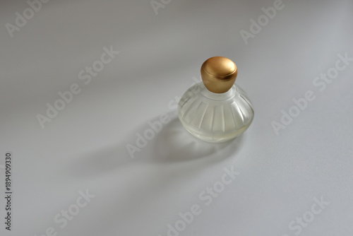 Foto Perfume bottle on white background in the soft natural light