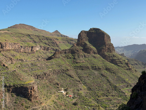 Fortaleza de Ansite rodeada de paisaje florido en Gran Canaria