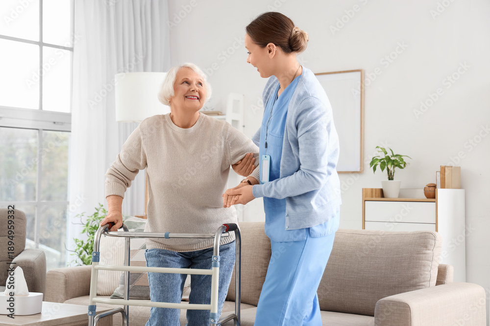 Obraz premium Nurse and senior woman with walker at home