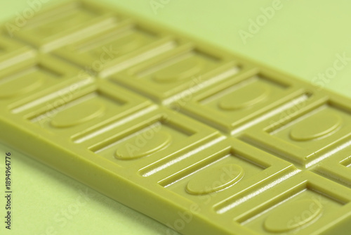 Photos Sweet matcha chocolate bar on green background, closeup