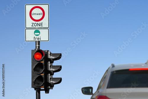 Verkehrsschild, Umweltzone mit Verkehrsampel, Signal auf Rot