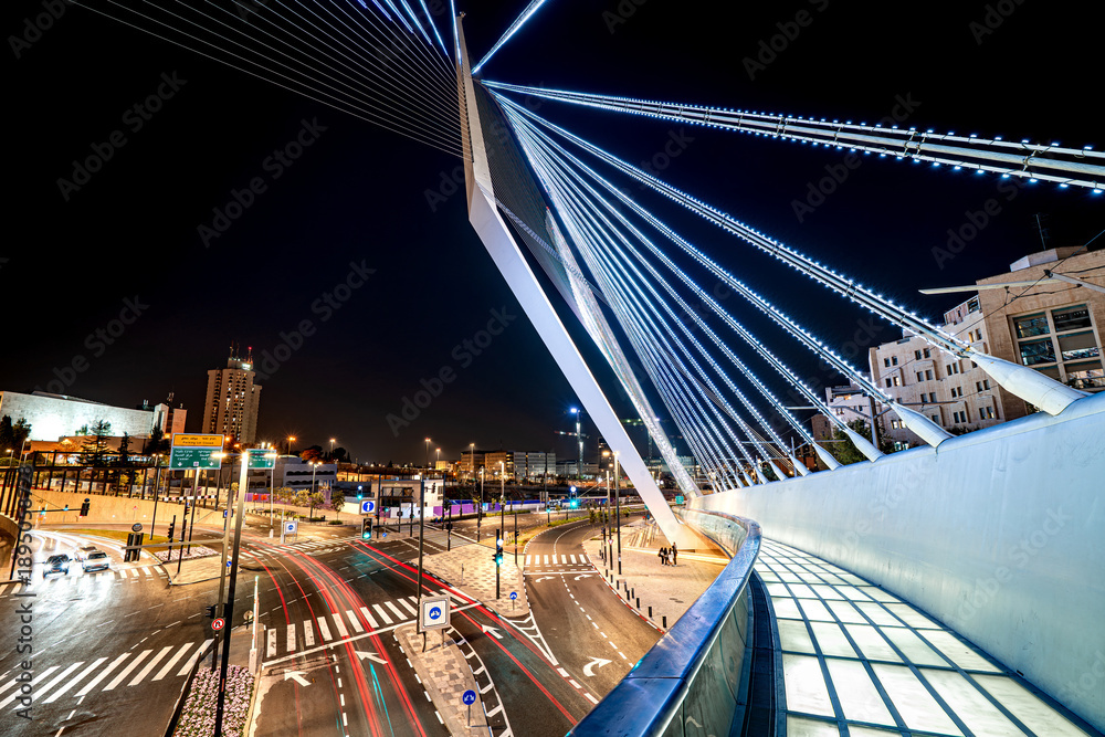 Obraz premium Cable-stayed bridge in the city at night, Jerusalem, Israel. Long exposure of the city with cars, Chords Bridge.