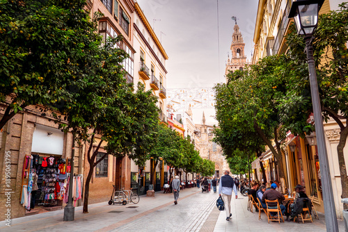 Fotografía People walking along one of main streets in center beautiful city Seville, with old architecture and restaurants, Spain