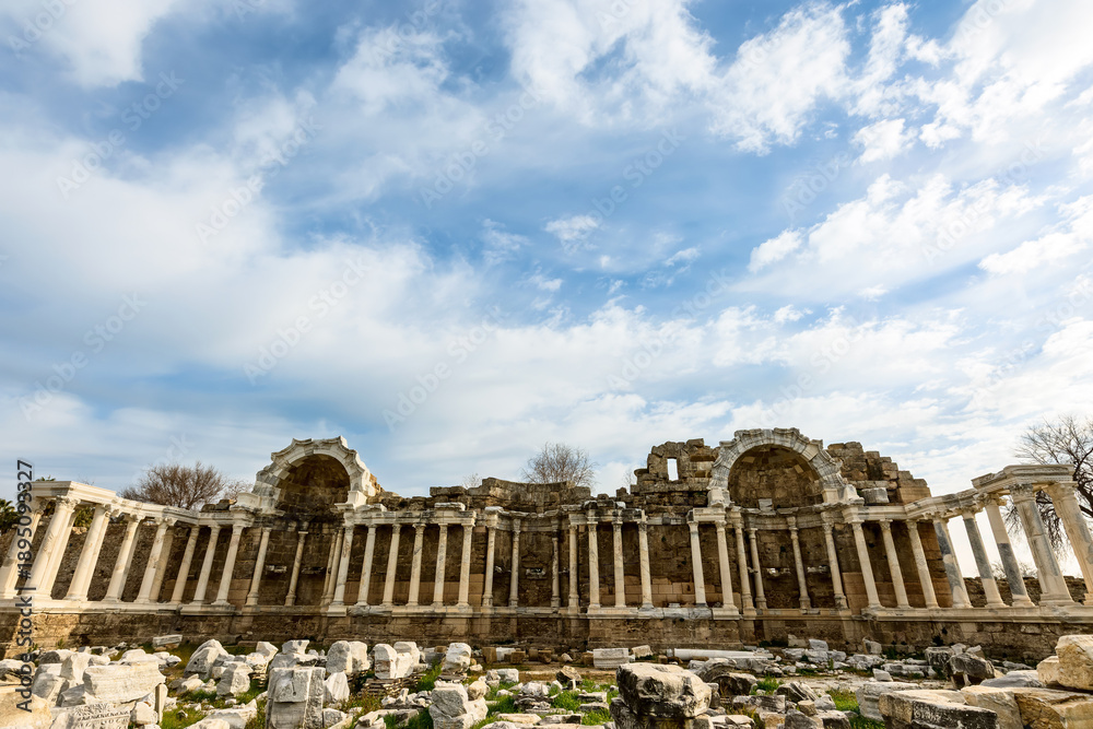 Obraz premium Ruins of the monumental fountain Nymphaeum in the ancient city of Side, Turkey.