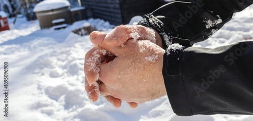 Tableau sur toile Male hands without gloves in winter