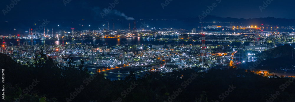 Naklejka premium 日本 岡山県倉敷市、鷲羽山スカイラインの水島展望台からの水島コンビナートの工場夜景