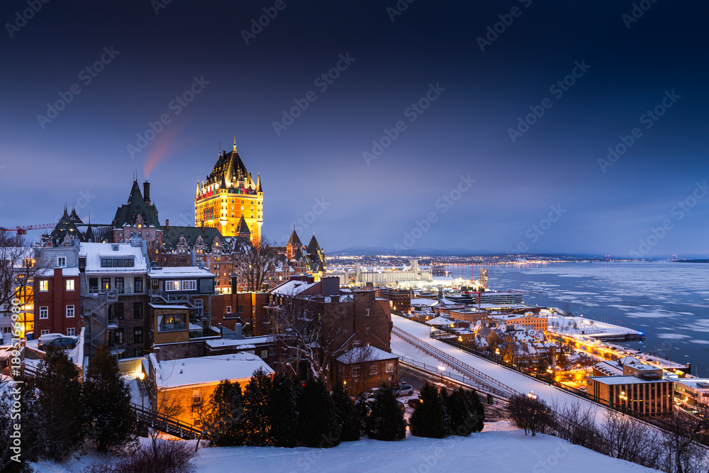 Obraz premium Frontenac Castle at night