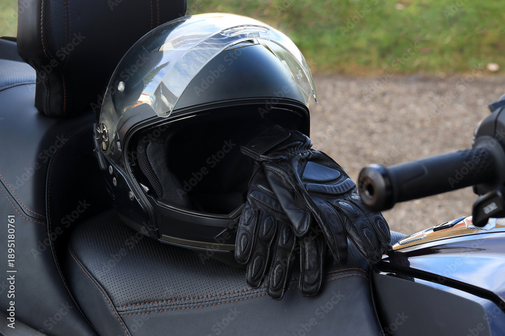 Fototapeta premium Motorradhelm und Handschuhe sorgen für Sicherheit beim Motorsport. Motorradfahren mit Schutzausrüstung