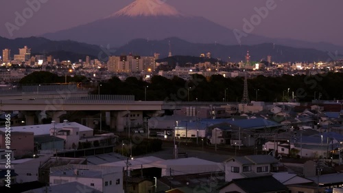 静岡県から望む夕焼けの富士山の絶景ティルトアップ